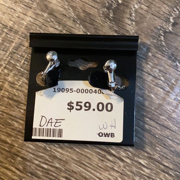 Beautiful Clip on Earrings - Picture 3 of 3